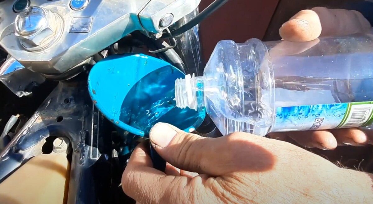      Смело льём дистиллят в пустую систему охлаждения для промывки