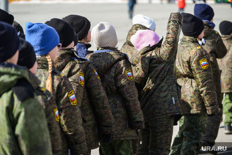    Смотр и проверка техники вызвала интерес у мимо проходящих кадетов