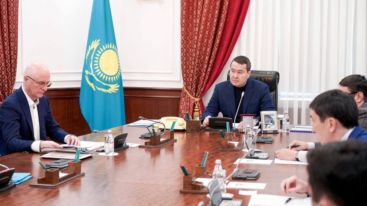    Фото: пресс-служба премьер-министра. Заседание с премьер-министром Алиханом Смаиловым Эрлен Абдулманов