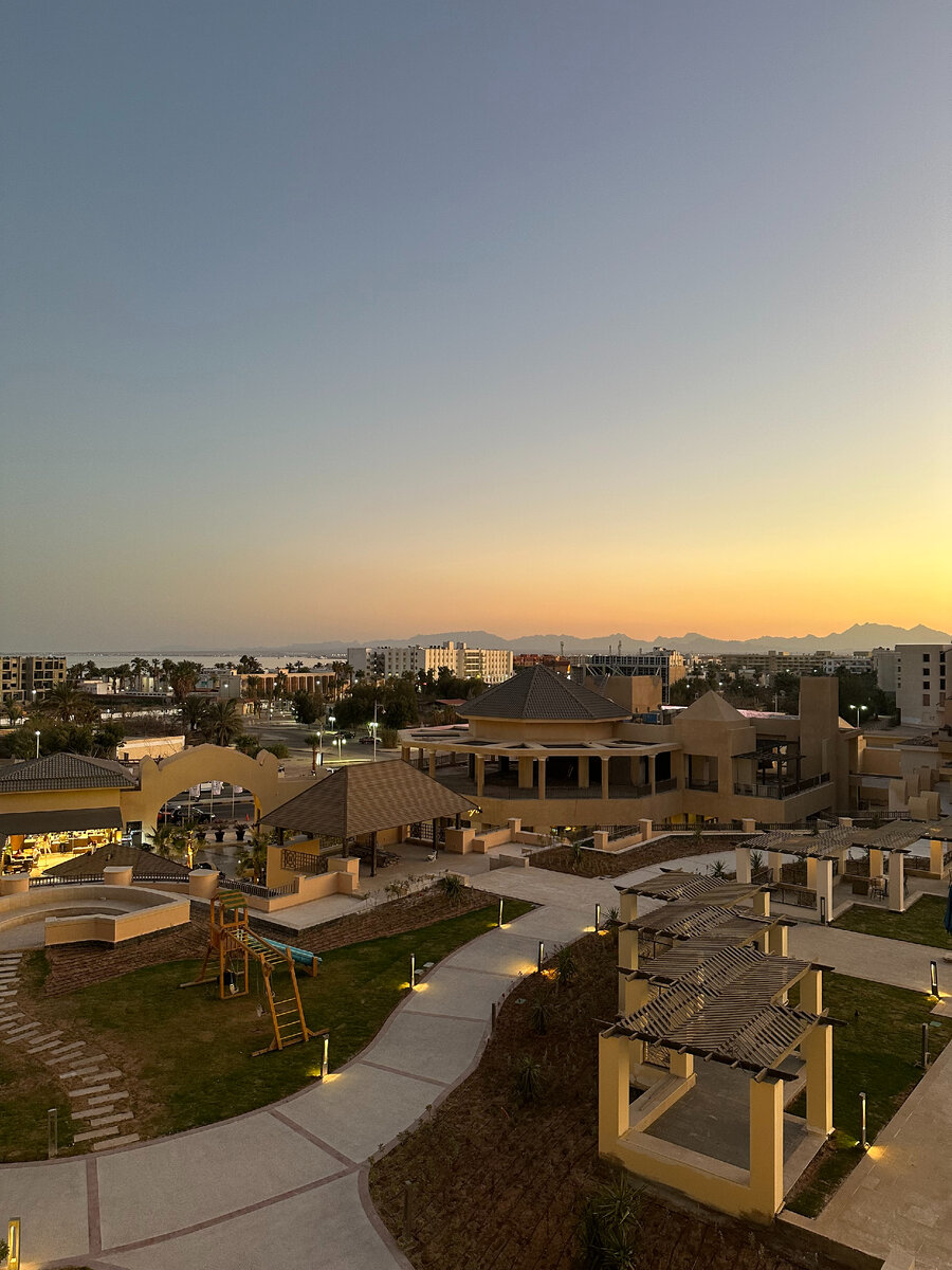 Вид с нашего балкона на детскую площадку и зоны отдыха