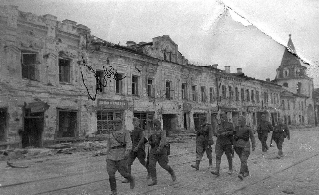 Красноармейцы на Советской улице в Пскове в 1944 г.