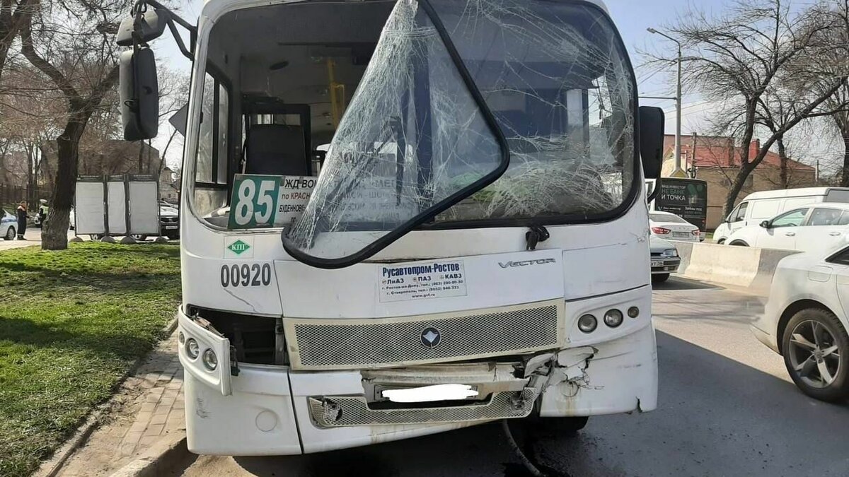     В Ростове на проспекте Шолохова произошло ДТП с участием маршрутки №85 и автобуса №7, подробности инцидента рассказали в ГИБДД России по региону.