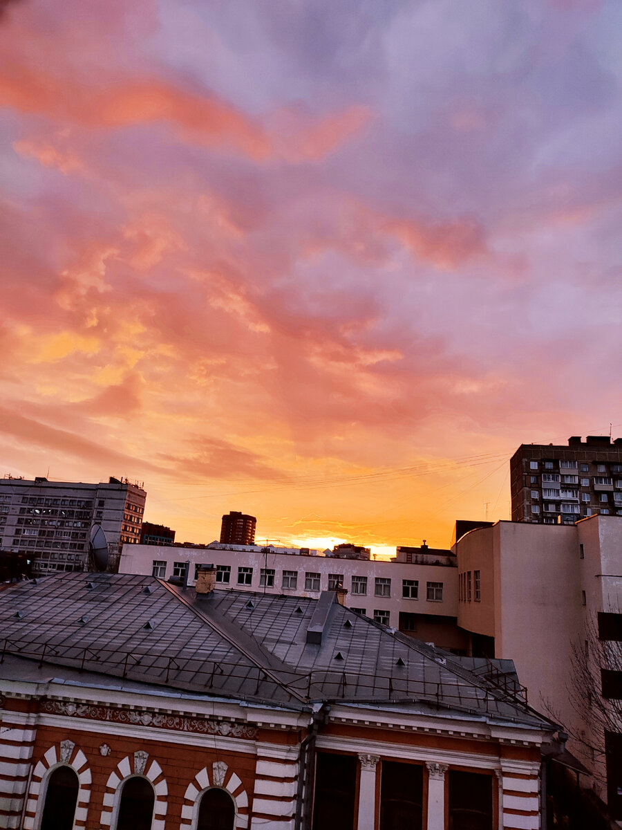 Небо над москвой закрыли. Рассвет. Москва небо. Московское утро. Кровавое небо.