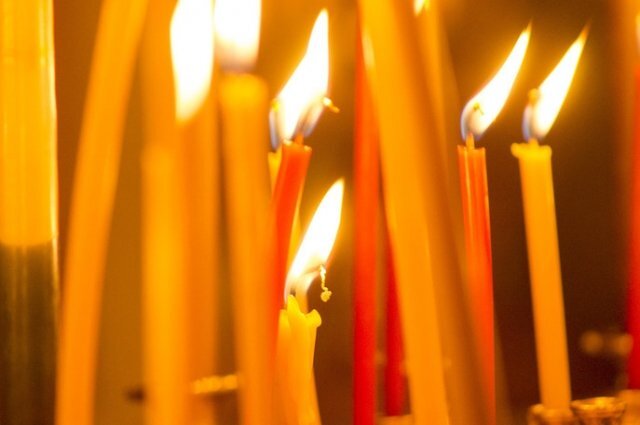    Почему мы ставим свечи в храме, и что они символизируют?
