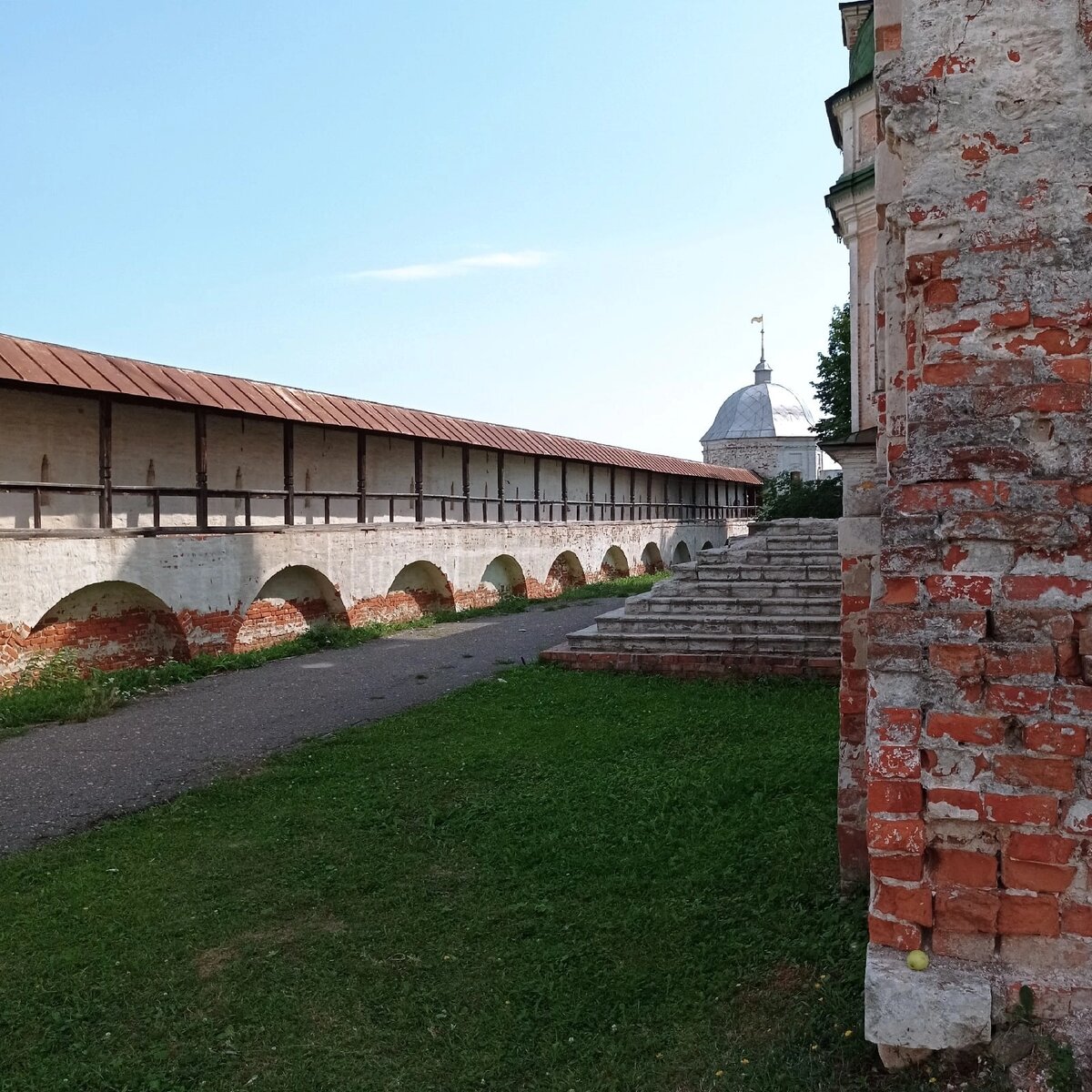 Стены и башни монастыря (фото автора)