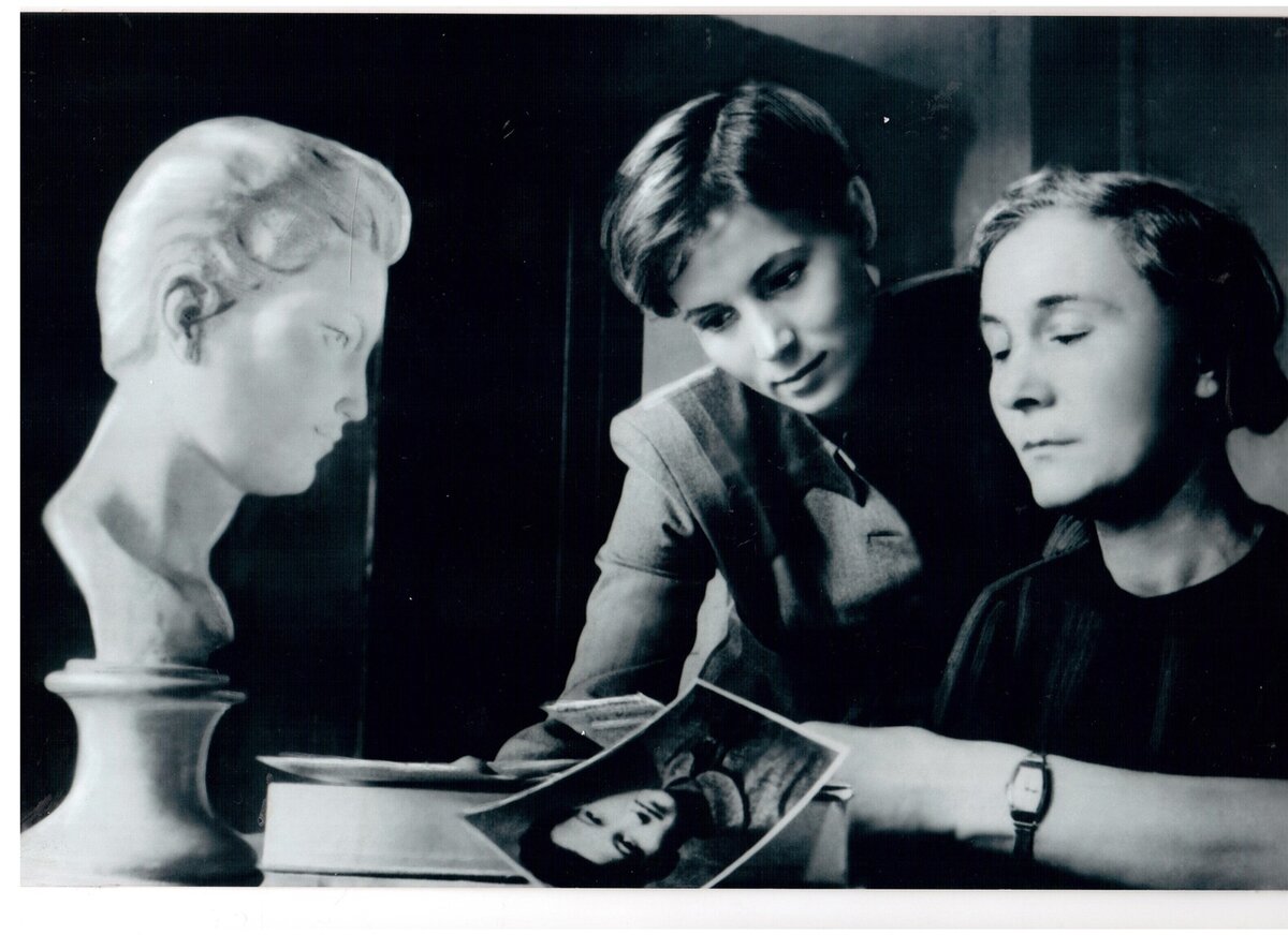 Актриса Галина Водяницкая часто общалась с мамой Героев, Любовью Тимофеевной Космодемьянской, на съёмках фильма "Зоя". 