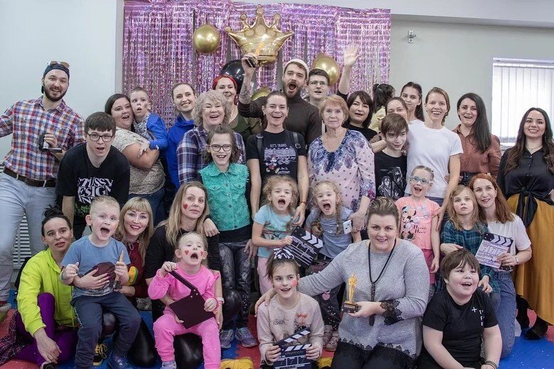    Максим Матвеев с подопечными благотворительного фондаСоцсети Максима Матвеева