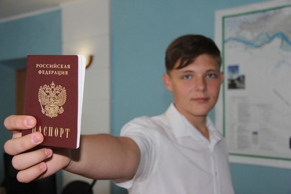     Дети могут через школу записаться на подачу документов на паспорт РФ. Фото: ТГ/Селиванова