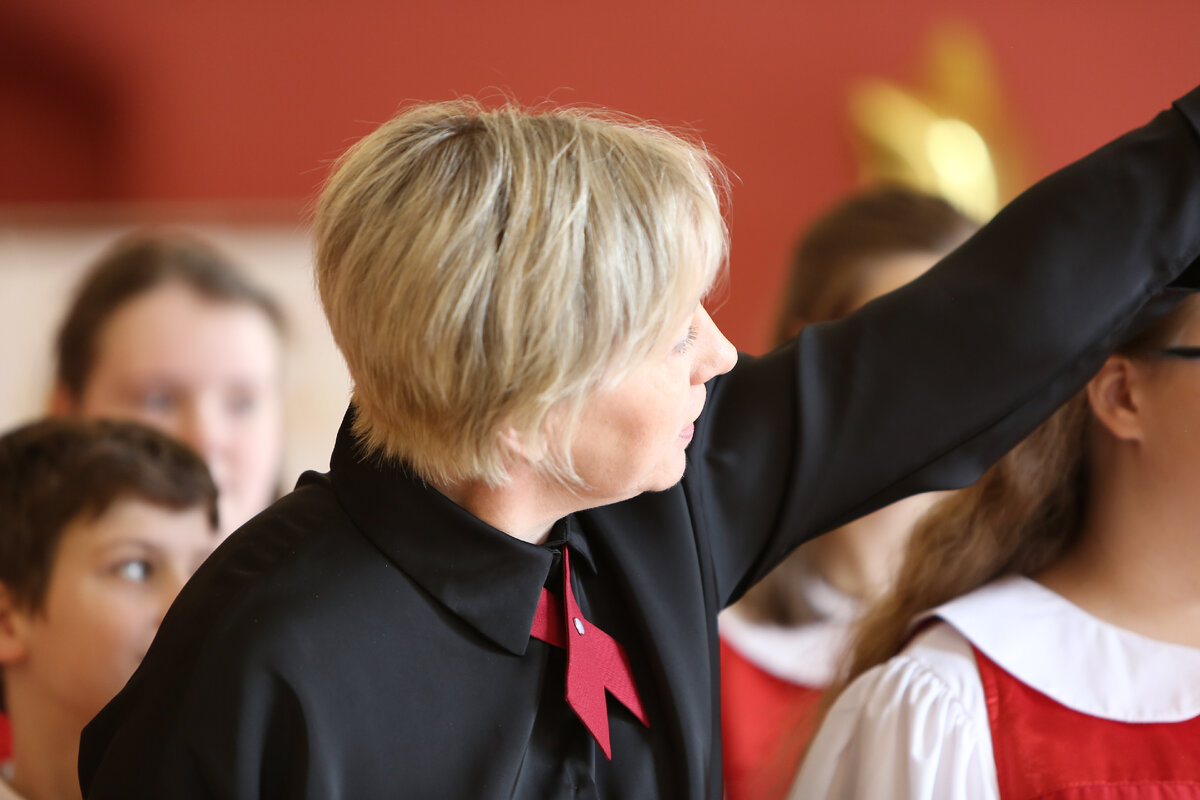 Екатерина Гордеева работает с хором.