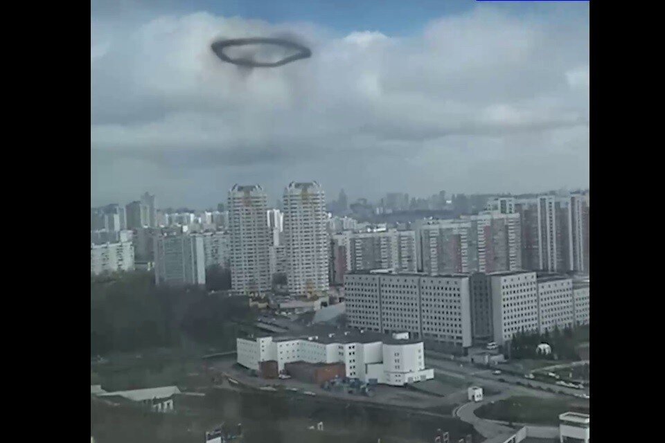     Кольцо черного дыма появилось в небе над Строгино в Москве Фото: стоп-кадр из видео