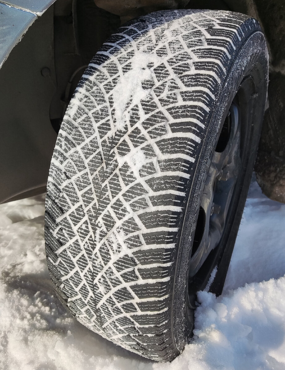 Nokian Tyres Hakkapeliitta R5 205/55R16 94R, произведены в августе 2022 (3322) в России. Установлены на автомобиль LADA Vesta SW, год выпуска 2018, двигатель ВАЗ 21129 объёмом 1,6л, 106 л.с. Механическая коробка передач. Передний привод. Давление воздуха в шинах после экспериментов – 2,0 атм.