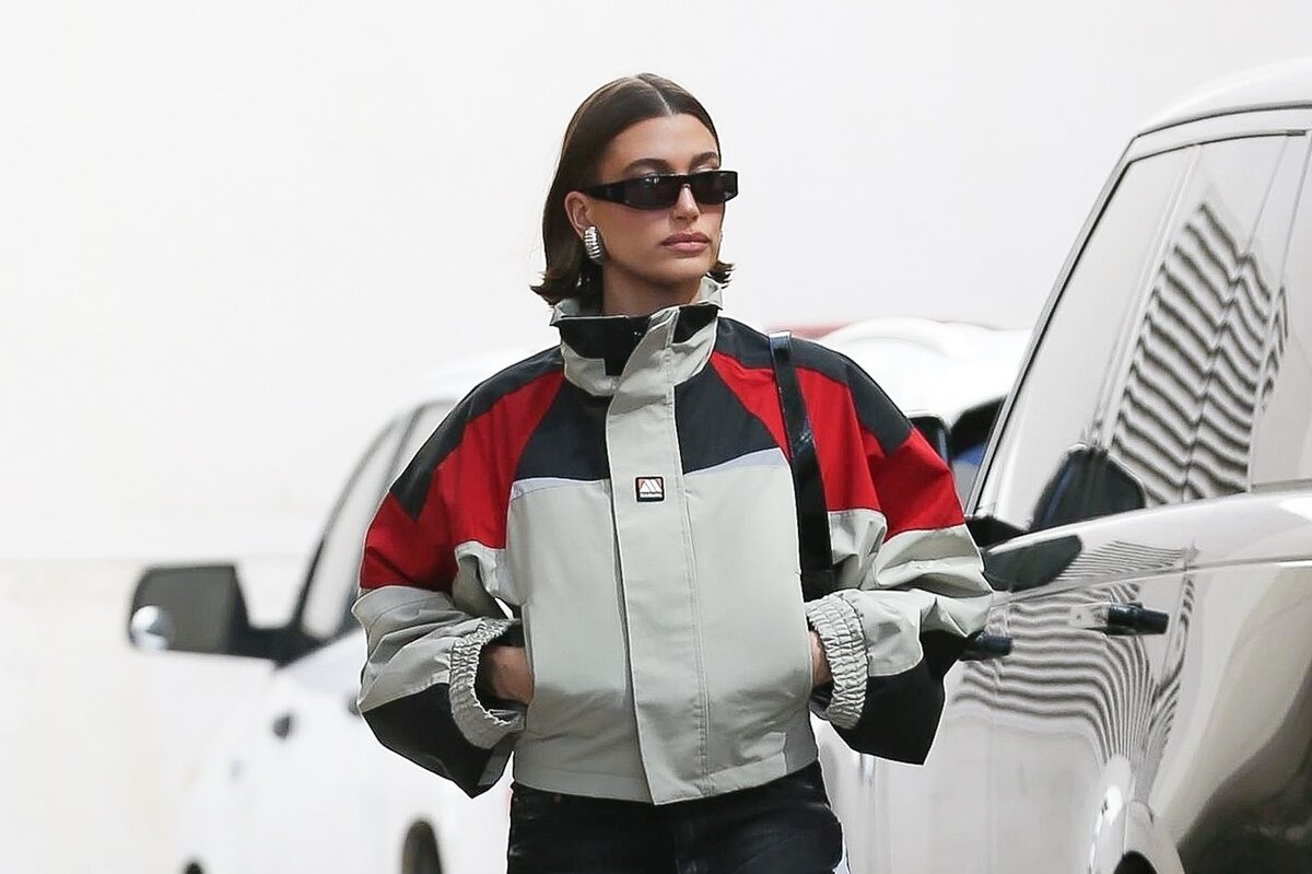     Хейли Бибер показывает, с чем носить мини-юбки, чтобы не выглядеть вульгарно