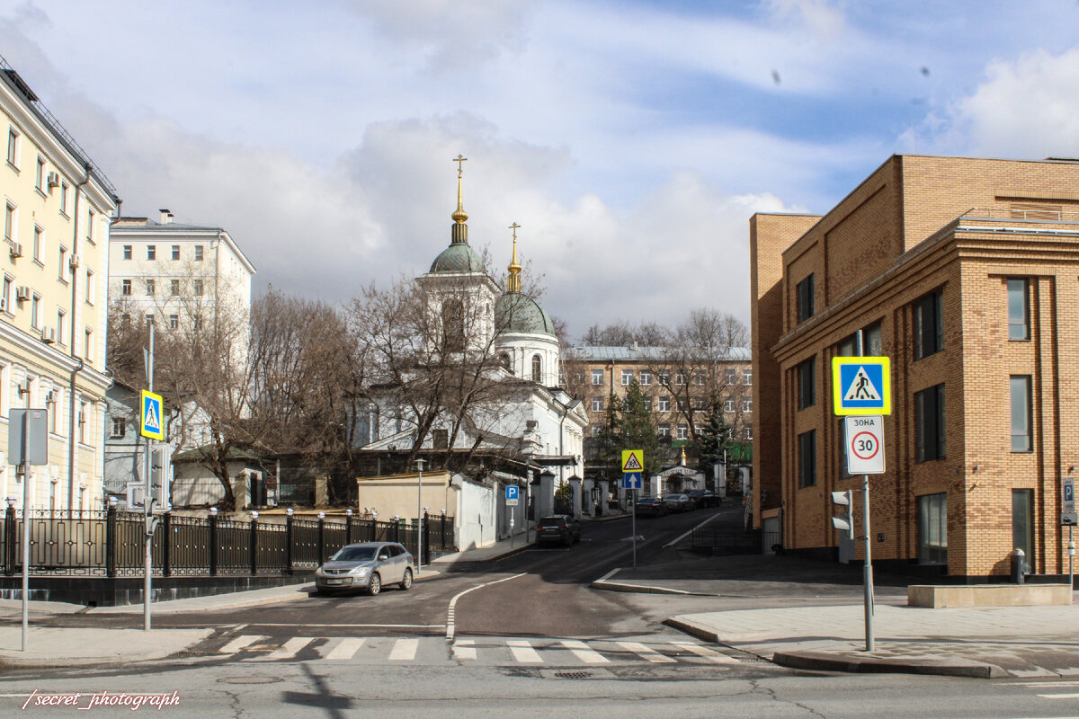 Вид на горку от набережной. К сожалению, крутизну склона фото не совсем передает, но поверьте, склон там чрезвычайно крутой 