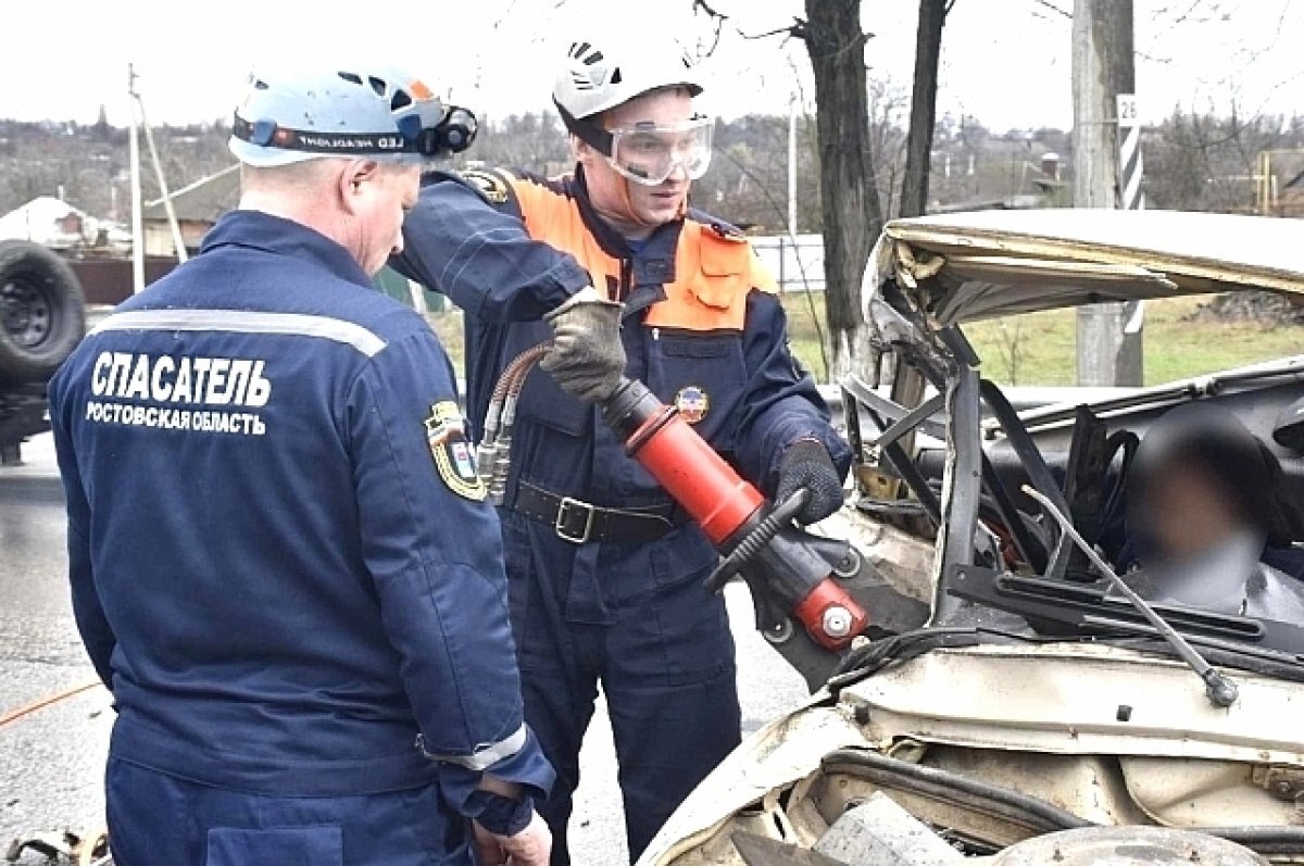    На Дону спасатели вытащили женщину из искорёженного в ДТП автомобиля