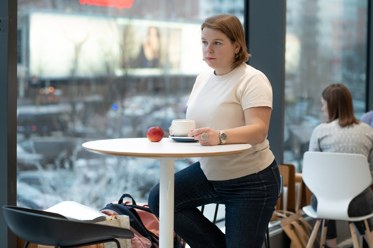 Всем привет! Меня зовут Елена Сокол и я логопед-практик. Я помогаю обычным мамам из нашей с вами жизни заниматься со своими детьми самостоятельно. Адепт семейного образования. 
