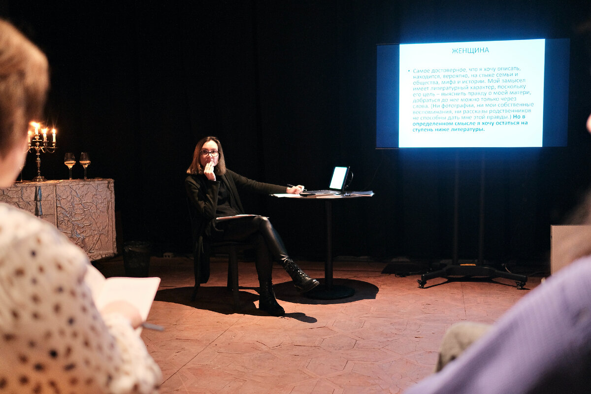 На экране монитора главные цитаты из романов Анни Эрно.