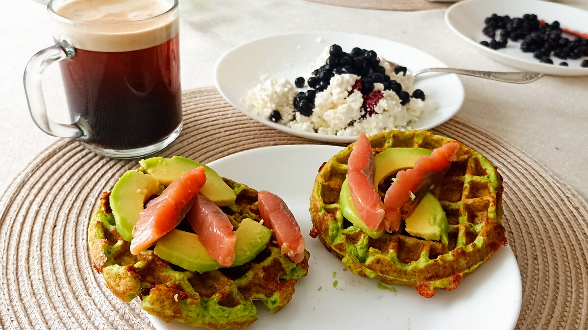 Правильный завтрак от Ольги З.: альтернативные вафли с рыбой и авокадо. 