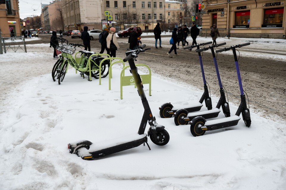     Самокаты остались на улицах, но арендовать их не получится.  ПЫХАЛОВА Юлия (архив)
