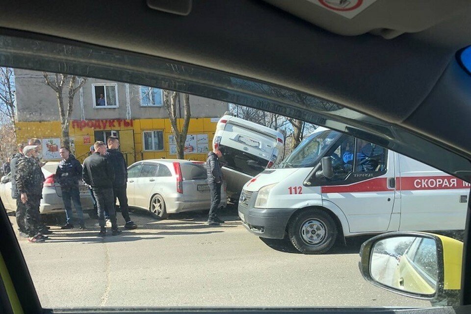     Автомобиль перевернулся на перекрестке в Хабаровске Фото: @big_khv  Социальные сети