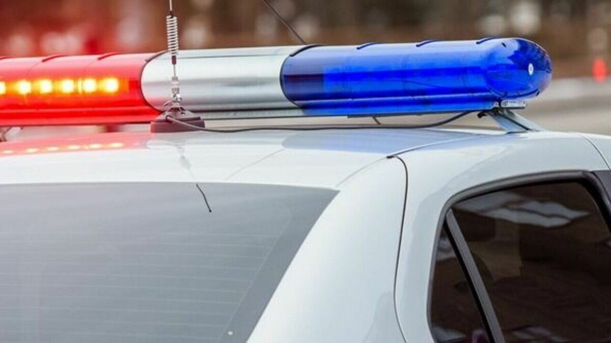     Длиномер столкнулся с Toyota Crown прямо в центре Владивостока. Движение автомобилей парализовано — водителям придется искать объездные пути.