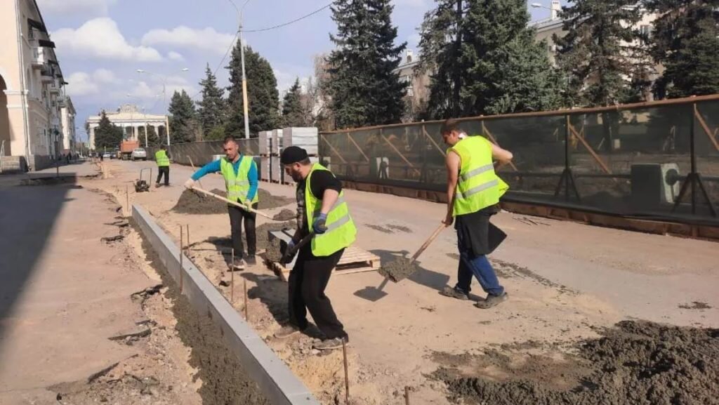 Ремонт дороги на улице Фонтанной📷    В Волжском на улице Дружбы демонтировали бордюры, а на Фонтанке — устанавливают
