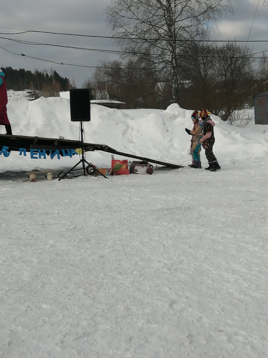 Артисты выходят на сцену. Уже догадались, что служит сценой? 🤔