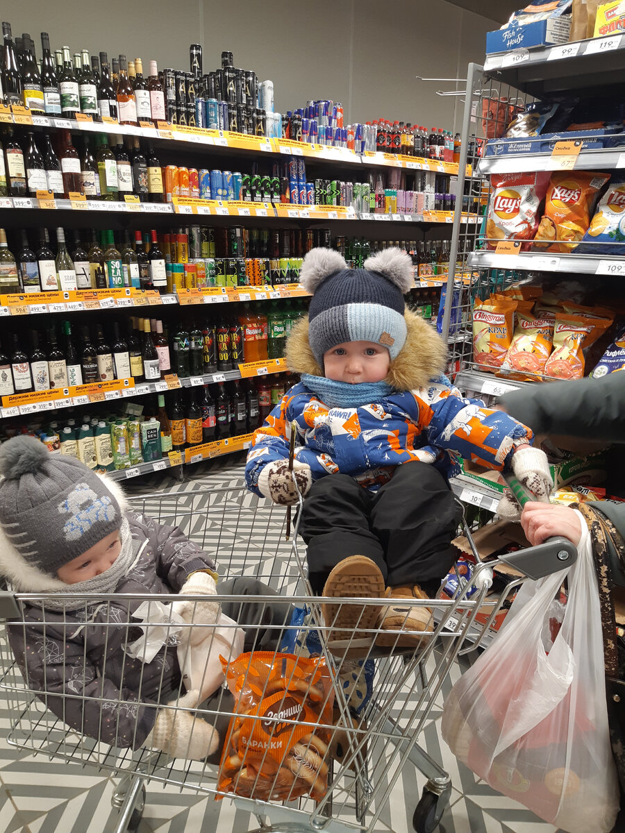 В магазинах любят кататься в продуктовых тележках😁