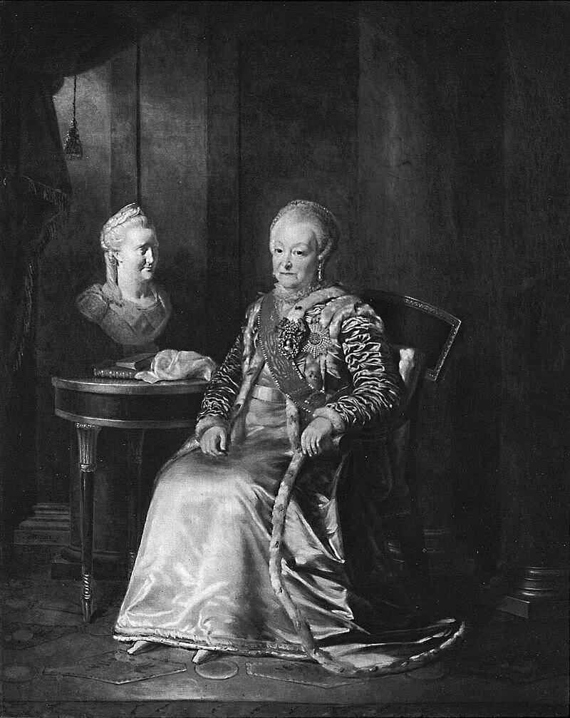Графиня Румянцева рядом с бюстом Екатерины II. 