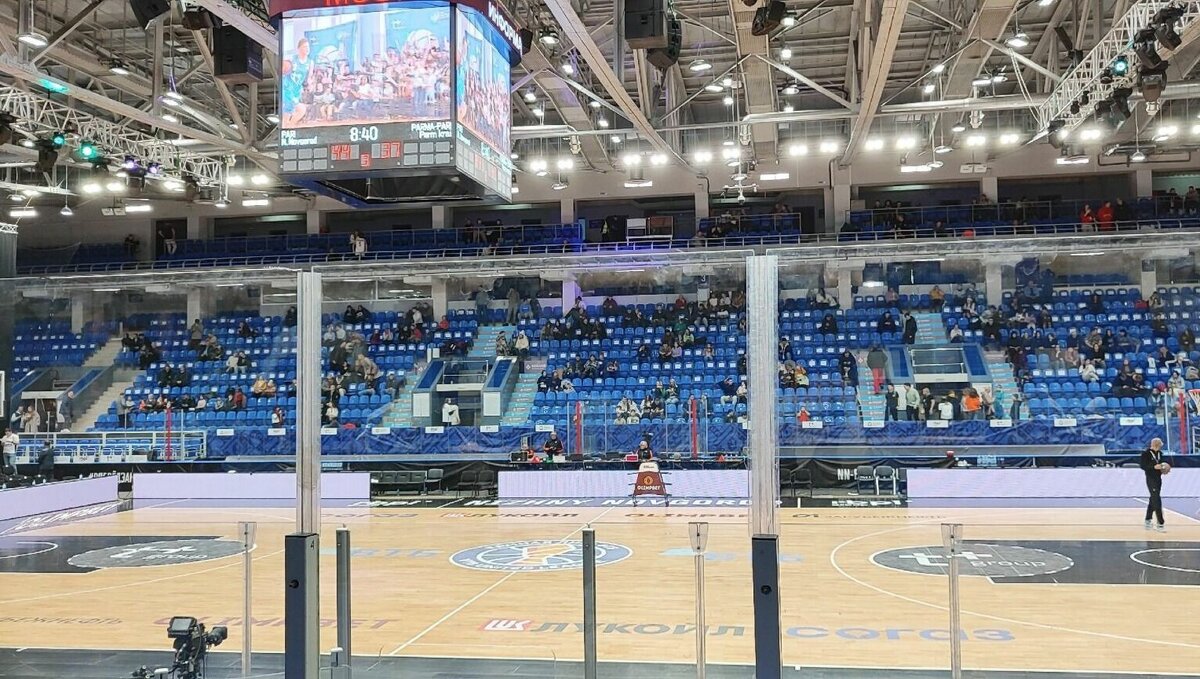     Болельщики БК «Локомотив-Кубань» отправились в Нижний Новгород на матч с «Пари НН». Однако на 16 часов застряли в пробке в Ростовской области из-за сильной метели. Информация об этом размещена в Telegram-канале спортивного клуба.