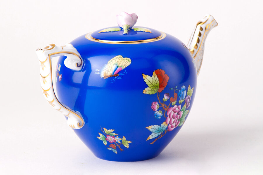 Чайник с синим крытьём из серии «Королева Виктория» (Queen Victoria on blue background), Herend, Венгрия