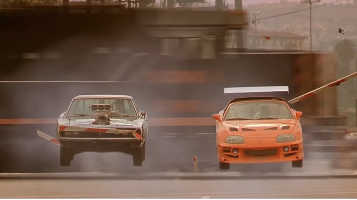 Сцена из фильма «Форсаж» гонка Доминика Торетто и Брайана Оконера