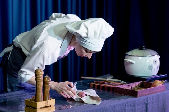    В сюжете постановки рассказывается о необычной дружбе девочки с поросёнком. Фото: Омский Драматический лицейский театр