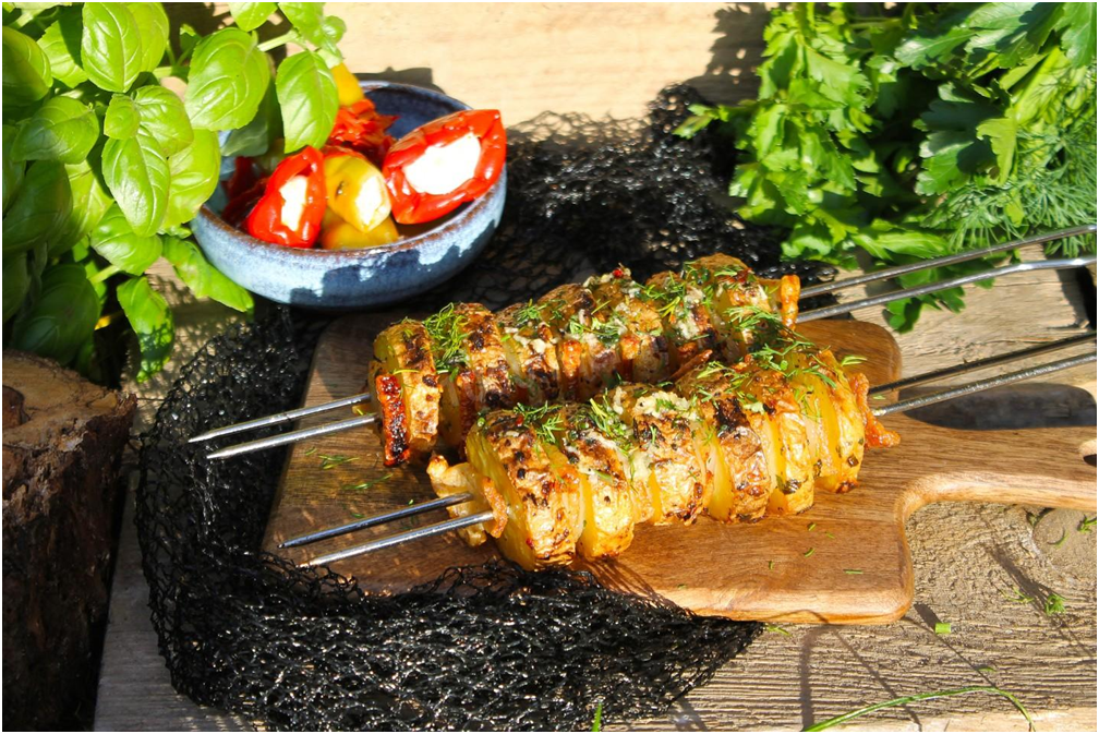 Запеченная на шампурах картошка в тандыре