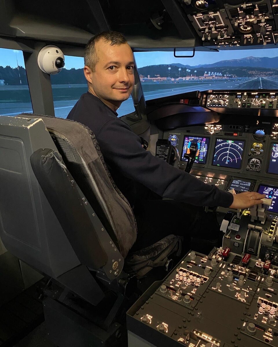 Глазков сергей николаевич уральские авиалинии. Airbus a320 ural airlines. Форма пилотов уральских авиалиний. Пилот родион уральские авиалинии. Уральские авиалинии кабина пилота.