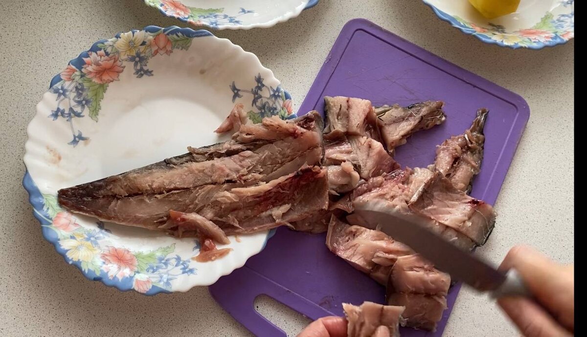 Нарезаем рыбу