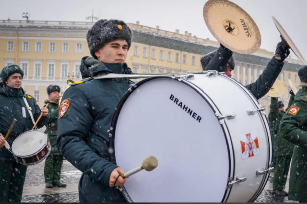    Первая репетиция к Параду Победы прошла на Дворцовой площади Петербурга