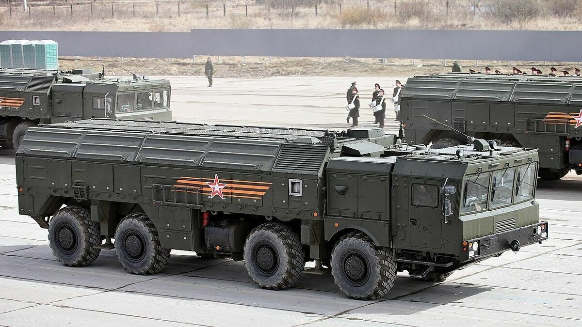     Переоборудовать самолеты белорусским коллегам помогли российские военные.