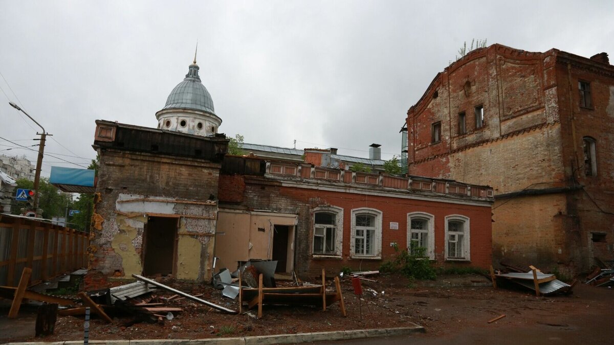     Аварийные дома опасны для окружающих, считают в ведомстве.