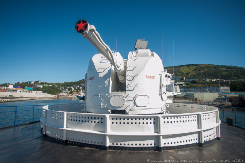 Корабельная 100-мм артиллерийская установка АК-100 ПСКР пр. 11351. Источник: https://kamtoday.ru/stories/pskr-oryel-groza-brakonerov/