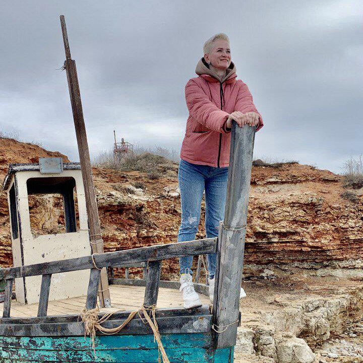 Катя Суздалева на прогулке у моря