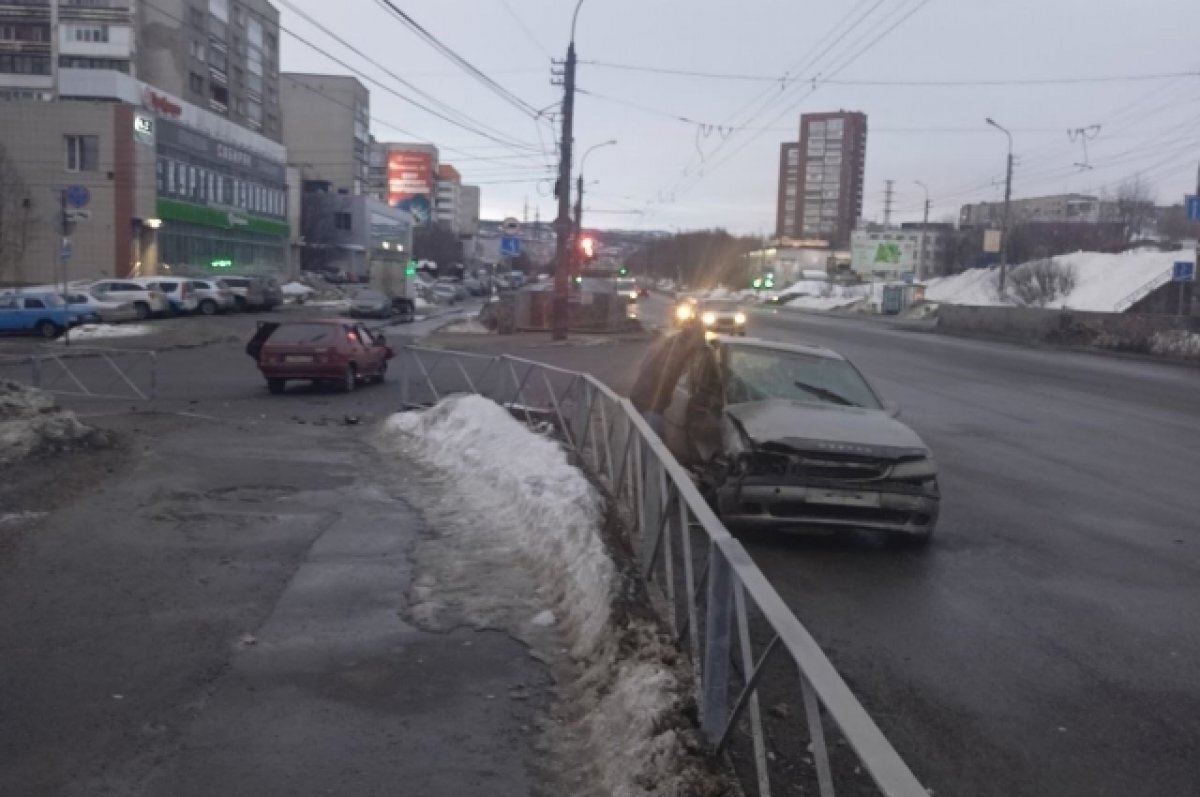    Жёсткое лобовое двух машин случилось на Кольском проспекте в Мурманске