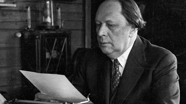 Алексей Николаевич Толстой, русский и советский писатель и общественный деятель из рода Толстых. Лауреат трёх Сталинских премий первой степени (1941, 1943; 1945 — посмертно) В годы войны Алексей Толстой написал около шестидесяти публицистических материалов (очерков, статей, обращений, зарисовок о героях, военных операциях), начиная с первых дней войны и до самой своей смерти 1945 года.
