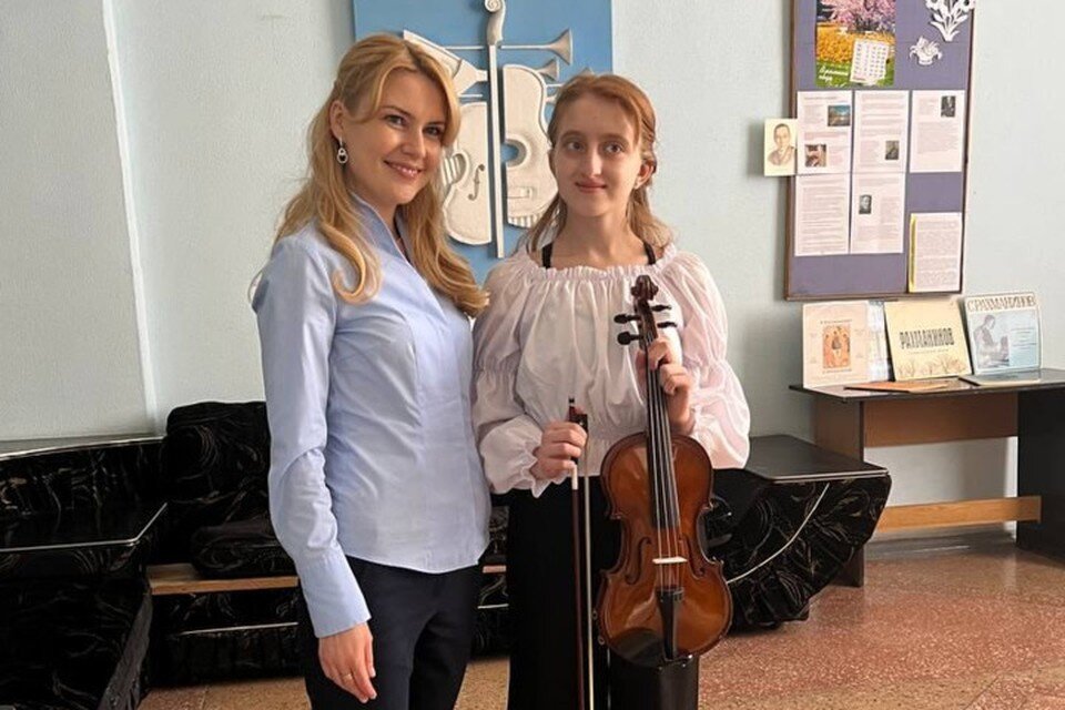     Теперь у Кати есть собственный музыкальный инструмент. Фото: ТГ/Лантратова