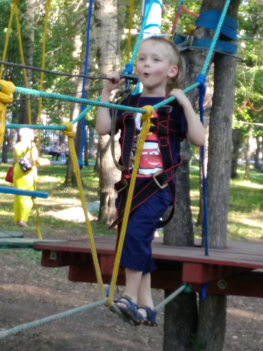 Для иллюстрации. 6 лет тут Лёше. Первый раз в веревочном парке. 