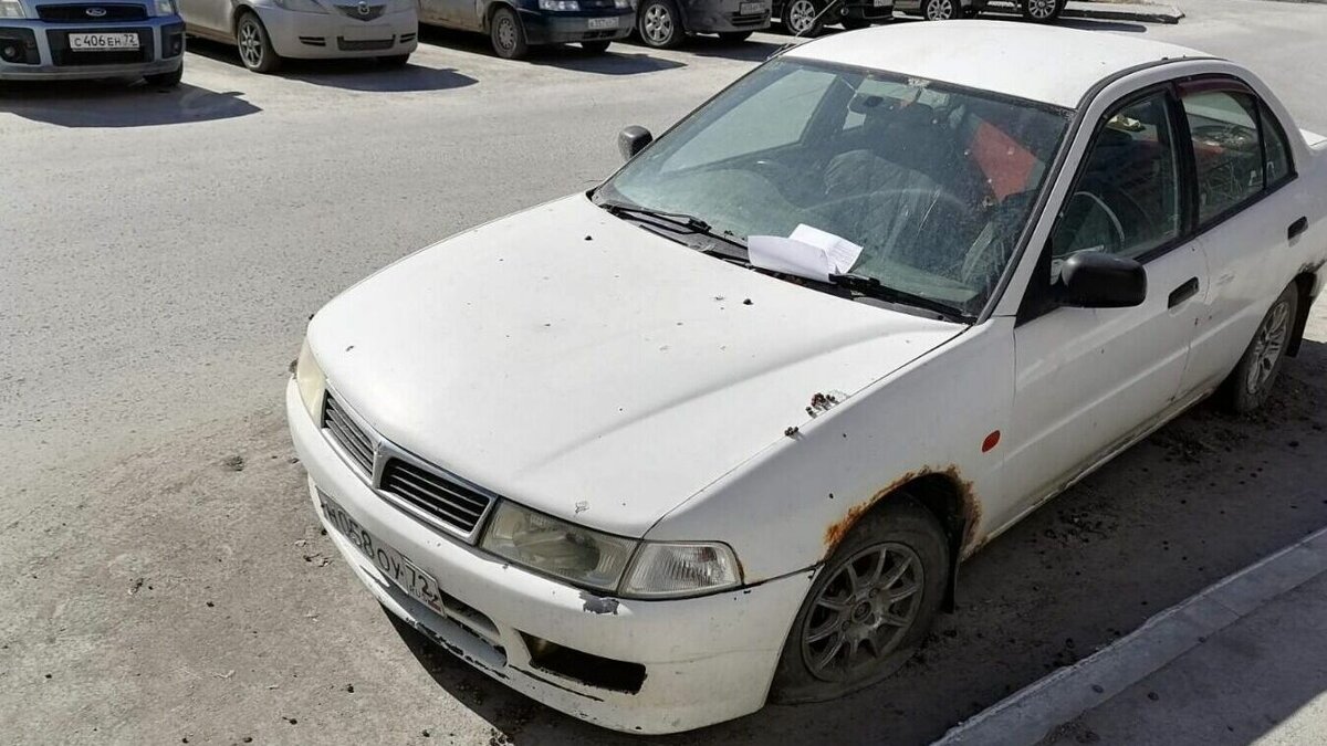     По данным подписчиков паблика «Авто Тюмень – ДТП», некоторые брошенные в городе автомобили уже «врастают в асфальт». При этом на стоянках около многоэтажных домов места не хватает.