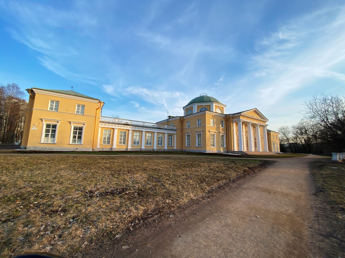 Сегодня гуляла и обнаружила эту усадьбу недалеко от дома. Стоит такая возле озера. Ныне детская художественная школа, а раньше - дача какого-то важного перца. 4 года живу в этом районе и не видела ее..