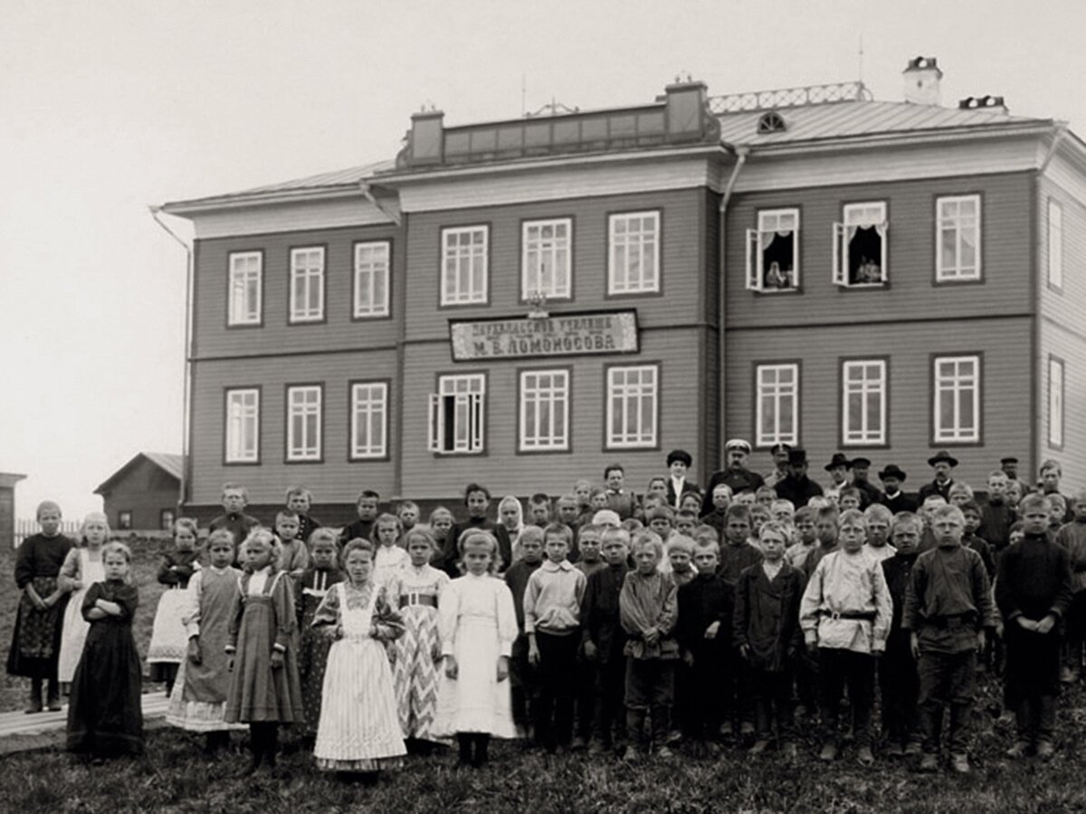 Учителя и ученики двухклассного Ломоносовского училища. 1911 год