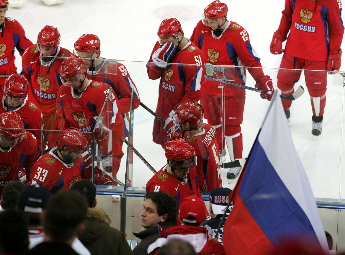 Хоккеисты сборной России после поражения от Финляндии в полуфинале Олимпиады-2006 в Турине. Фото Александра Вильфа, архив «СЭ»