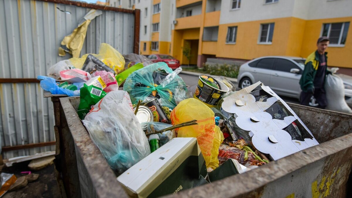     По словам главы УДХБ, мешки с мусором в Омске никогда не стоят месяцами.