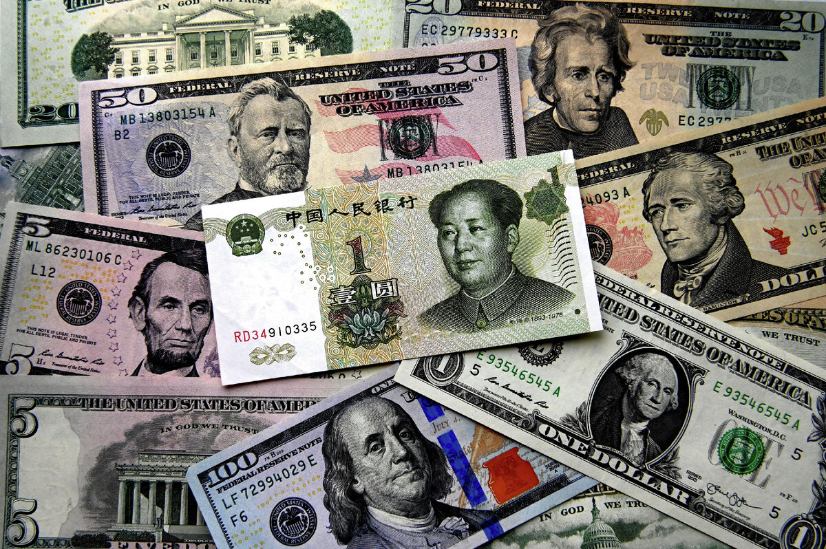 Денежные купюры китайских юаней и долларов США